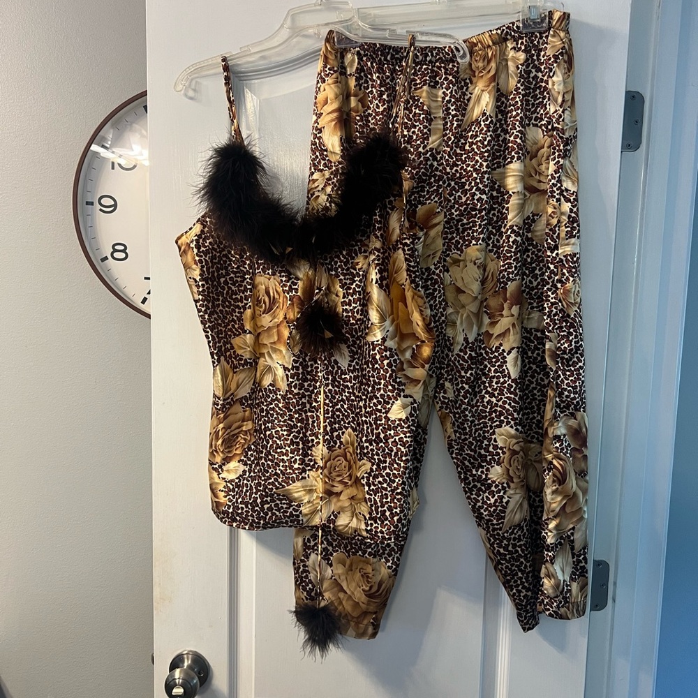 Je T’adore 2 piece set with feather detail size XL